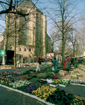 822450 Afbeelding van de zaterdagse bloemen- en plantenmarkt op het Janskerkhof te Utrecht; op de achtergrond het koor ...